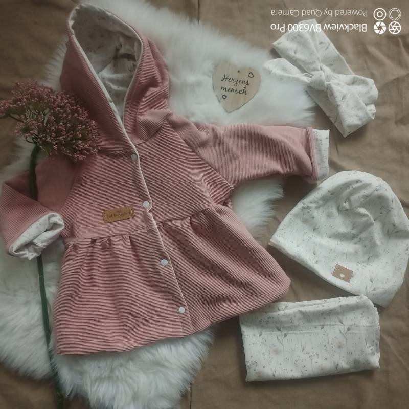 Übergangsjacke/Sweatjacke in Rosa Mit Kapuze Optional Beanie Und Loop Oder Stirnband Größe 56 - 98 Übergangsjacke/Sweatjacke in Rosa Mit Kapuze Optional Beanie Und Loop Oder Stirnband Größe 56 - 98 von applizierschnecke