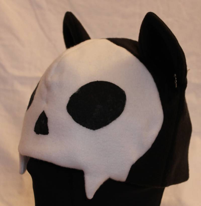 Totenkopf Katze Fleecemütze - Schwarz & Weiß von apricityhats