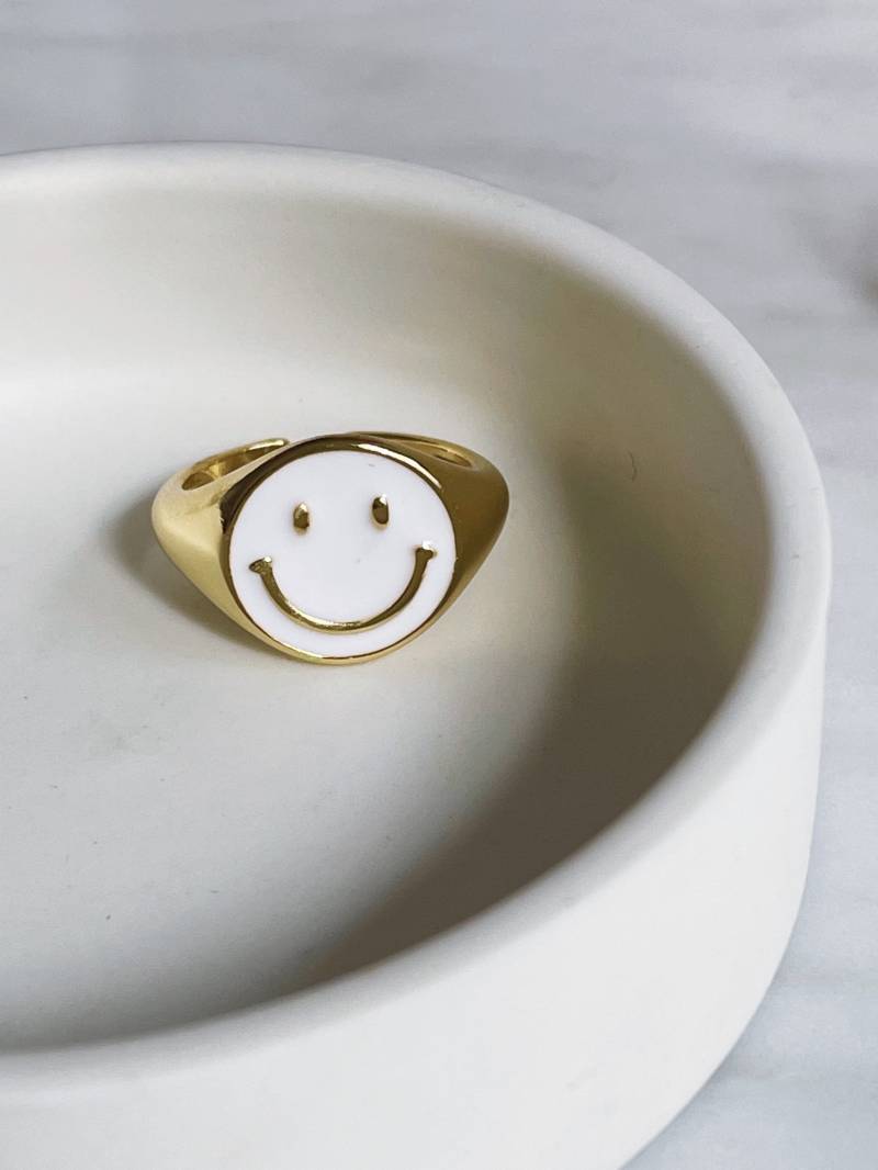 statement Ring Happy Weiss Größenverstellbar von aprilandcloud