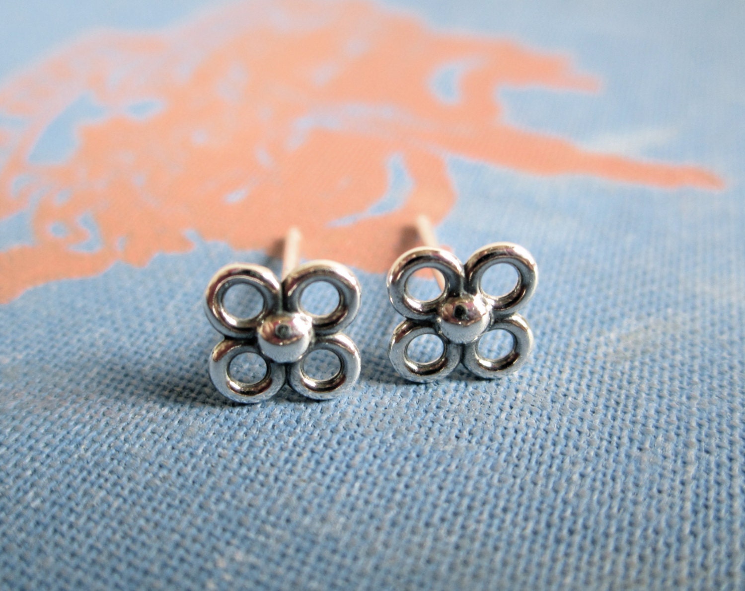 Kleine Blume Sterling Silber Ohrstecker von aprilandjune