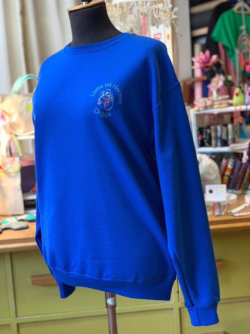 Sweatshirt "Liebe Im Herzen" von apronellaManufactur