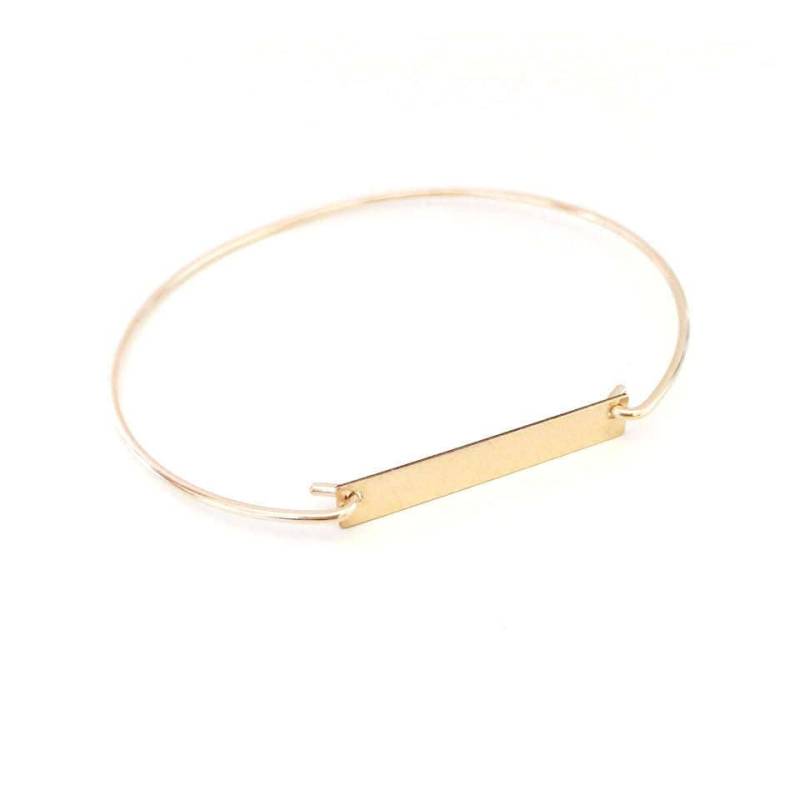 Personalisiertes 14K Gold Filled Bar Armband Handgestempelter Anfangsarmreif Personalisiertes 14K Gold Filled Bar Armband Handgestempelter Anfangsarmreif von arassijewelry