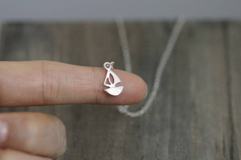 Winzige 9, 25 Sterling Silber Segelboot Halskette in Silberkette Winzige 9, 25 Sterling Silber Segelboot Halskette in Silberkette von arassijewelry