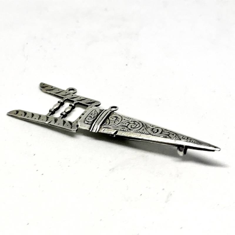 Antike Rajasthani Silber Brosche/Anhänger Antike Rajasthani Silber Brosche/Anhänger von archilliethnics