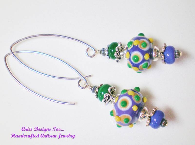 Ausverkauf.. Reduziert... Funky Abstrakte Bumpy Bead Lampwork Ohrringe in Grün, Lila, Weiß Und Gelb Ausverkauf.. Reduziert... Funky Abstrakte Bumpy Bead Lampwork Ohrringe in Grün, Lila, Weiß Und Gelb von ariesdesignstoo