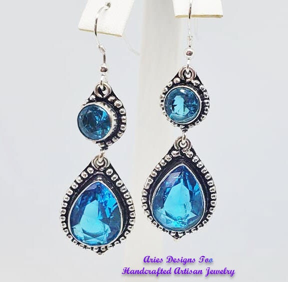 Lab Created Blue Topas Stein Ohrringe in Einer Vintage Silber-Einstellung von ariesdesignstoo