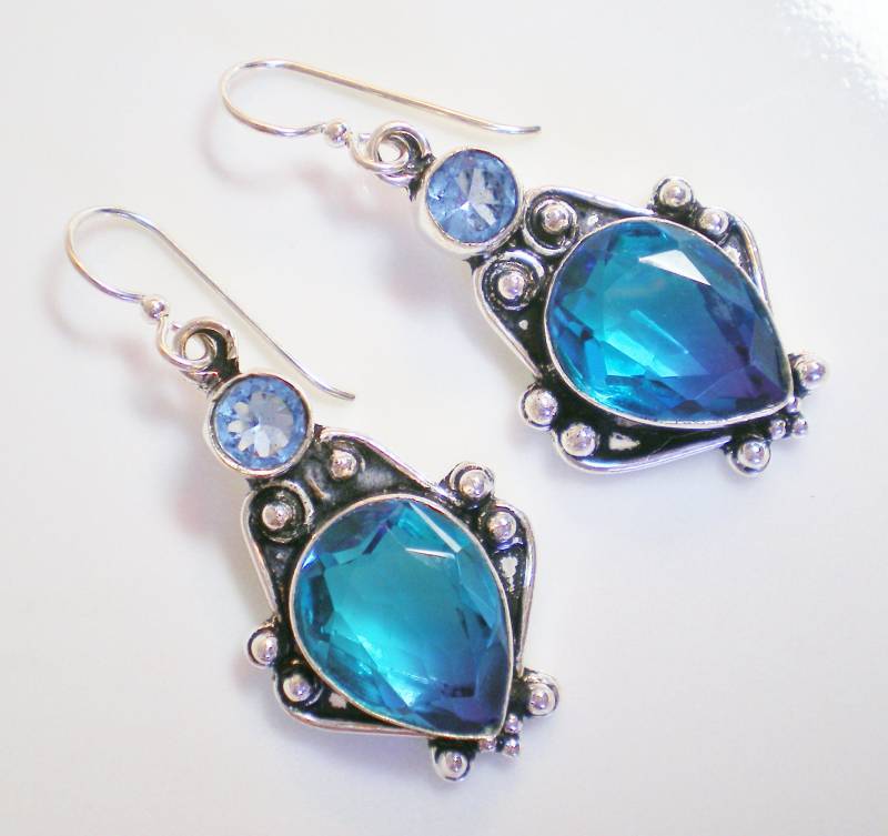 Zwei Ton Lab Erstellt Blauer Topas Ohrringe Mit Birne Geformte Steine in Sterling Silber Gefasst Zwei Ton Lab Erstellt Blauer Topas Ohrringe Mit Birne Geformte Steine in Sterling Silber Gefasst von ariesdesignstoo