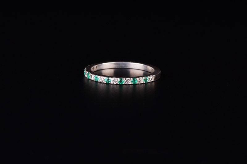 Lab-Smaragd Und Weiß Zirkonia 2mm Halbe Ewigkeit Sterlingsilber Ring Lab-Smaragd Und Weiß Zirkonia 2mm Halbe Ewigkeit Sterlingsilber Ring von arkaysilversmiths