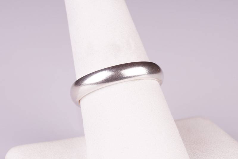 Schlichter Sterling Silber 4mm Comfort Fit Band Ring von arkaysilversmiths