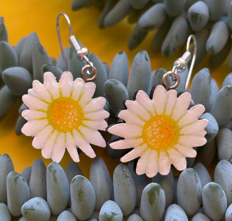Handbemalte Gänseblümchen Holzohrringe von arohaAndme
