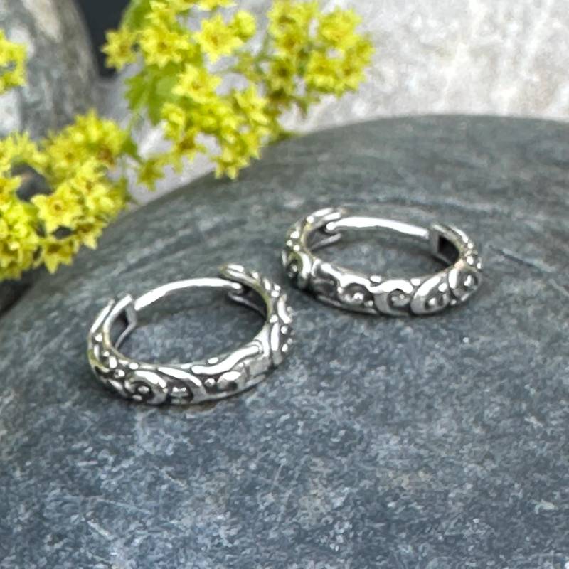 Kleine Creolen Silber, Ohrringe Sterlingsilber, Huggie Ohrringe, Florale Huggies Kleine Creolen Silber, Ohrringe Sterlingsilber, Huggie Ohrringe, Florale Huggies von arsnoriae