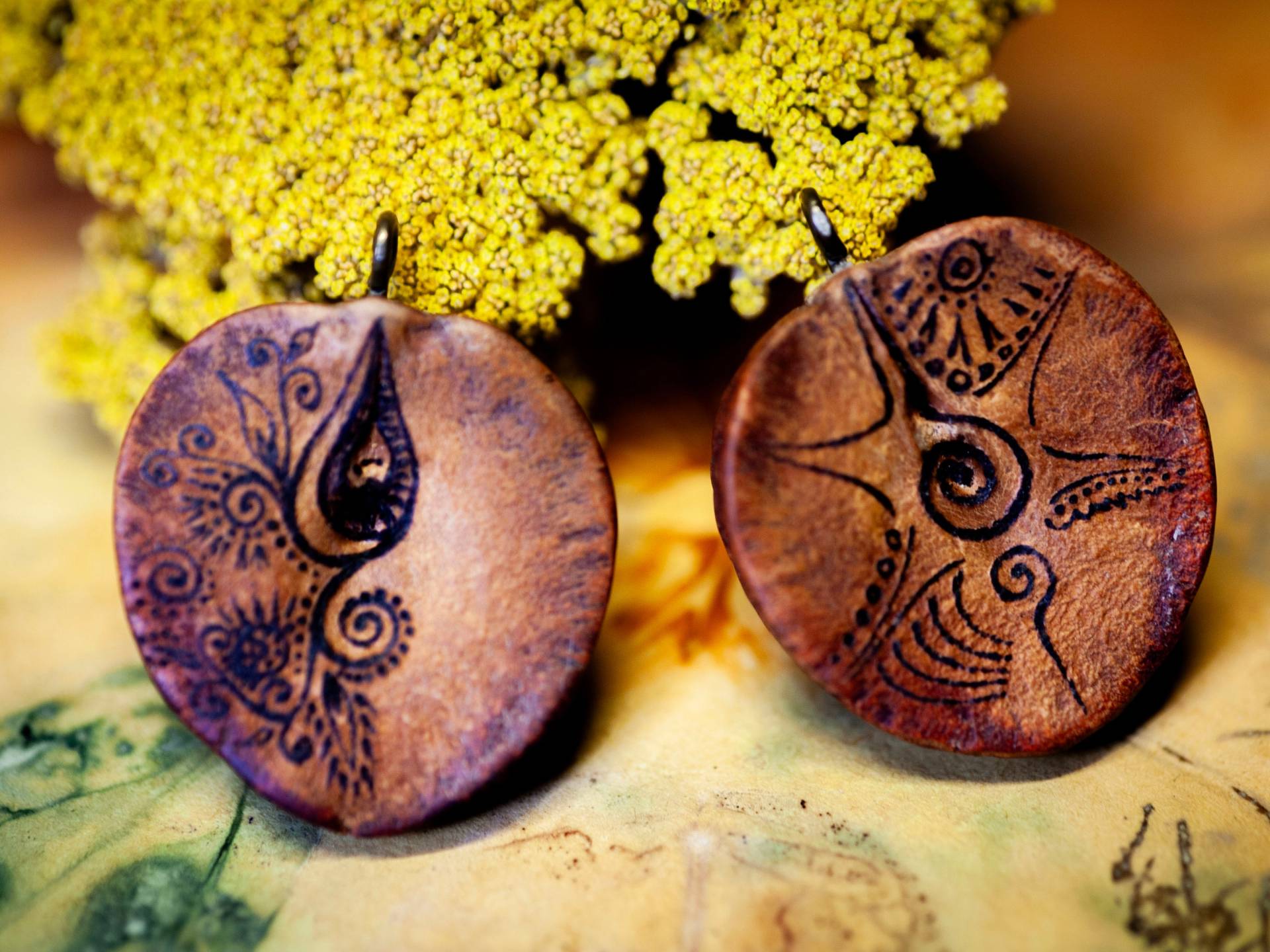 Avocado Anhänger - Pyrographie Upcycling Brandmalerei Handmade Unikat Naturschmuck Tattoo Branding von artHawkNatureDesign