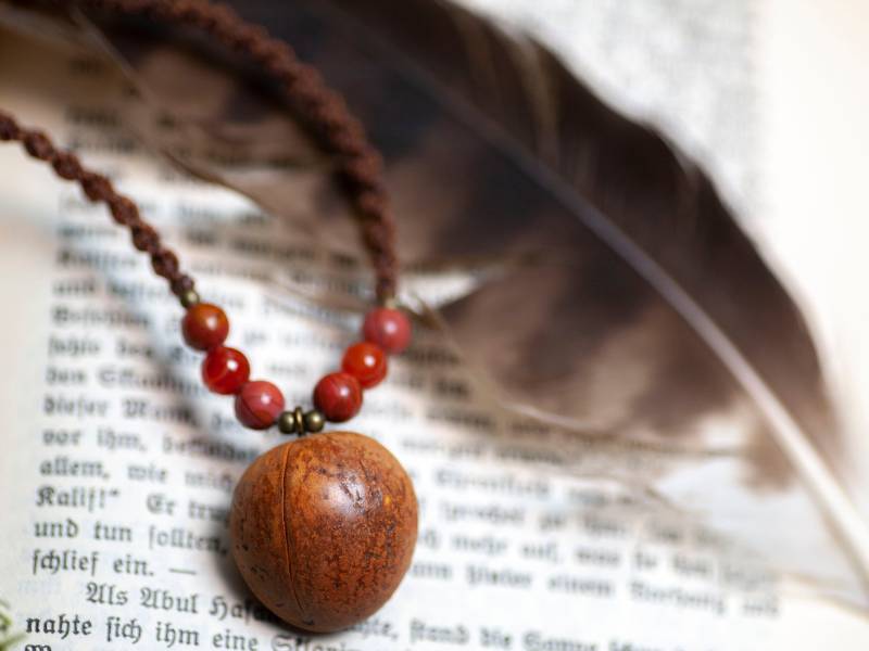 Avocado Kettenanhänger - Roter Jaspis & Karneol Perlen Makramee Kette Nachhaltig Naturschmuck Handmade Unikat Upcycling von artHawkNatureDesign