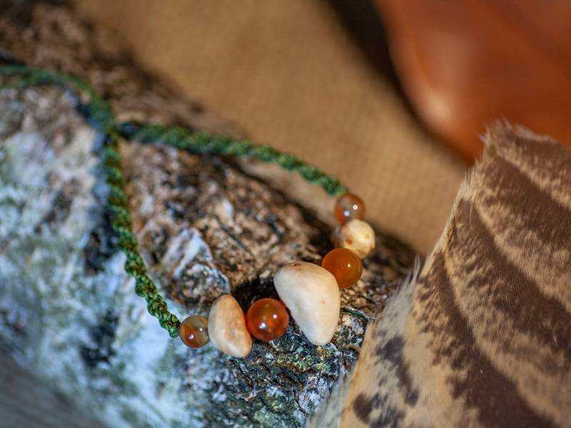 Baumperlen Armband - Karneol Verstellbar Makramee Waldjuwelen Naturschmuck Glücksbringer Unikat Hexenei Waldliebe von artHawkNatureDesign