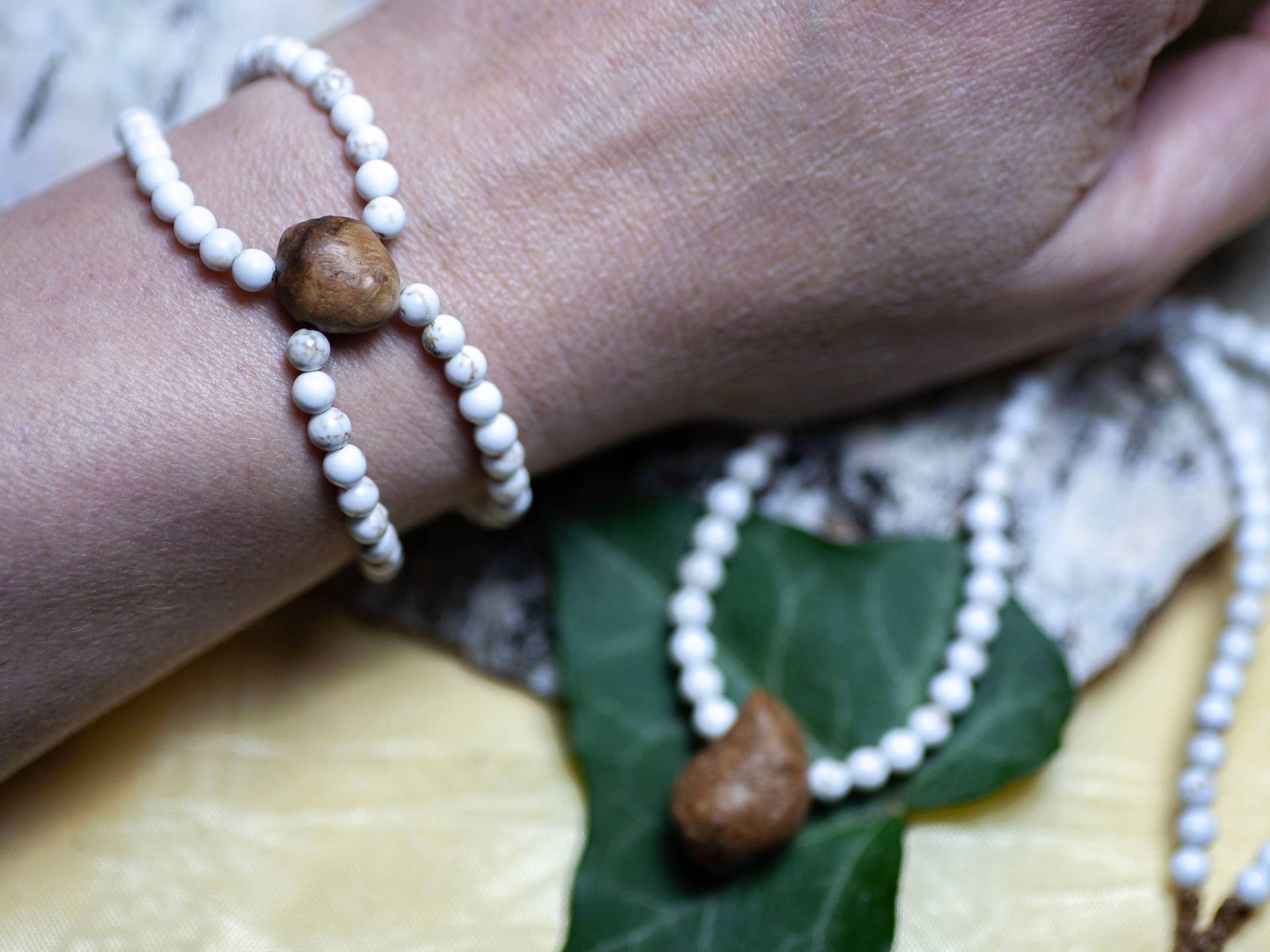 Baumperlen Schmuckset - Howlith Edelsteinkette Waldjuwelen Armband Naturschmuck Handmade Unikat Waldkraft von artHawkNatureDesign