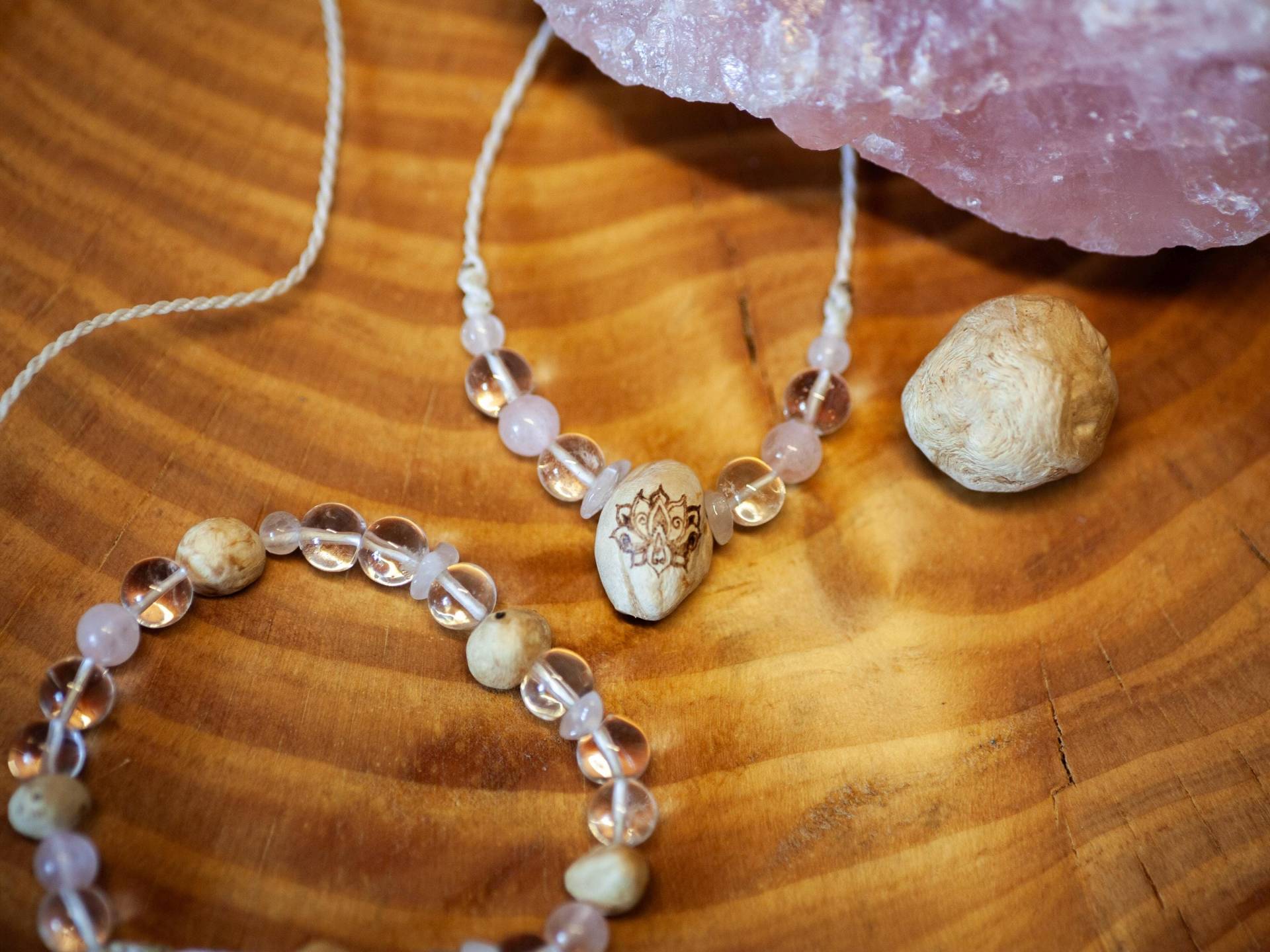 Lotus - Baumperlen Schmuck Set Makrameekette & Armband Rosenquarz Verstellbar Naturschmuck Unikat Glücksbringer Waldjuwelen Lotus - Baumperlen Schmuck Set Makrameekette & Armband Rosenquarz Verstellbar Naturschmuck Unikat Glücksbringer Waldjuwelen von artHawkNatureDesign