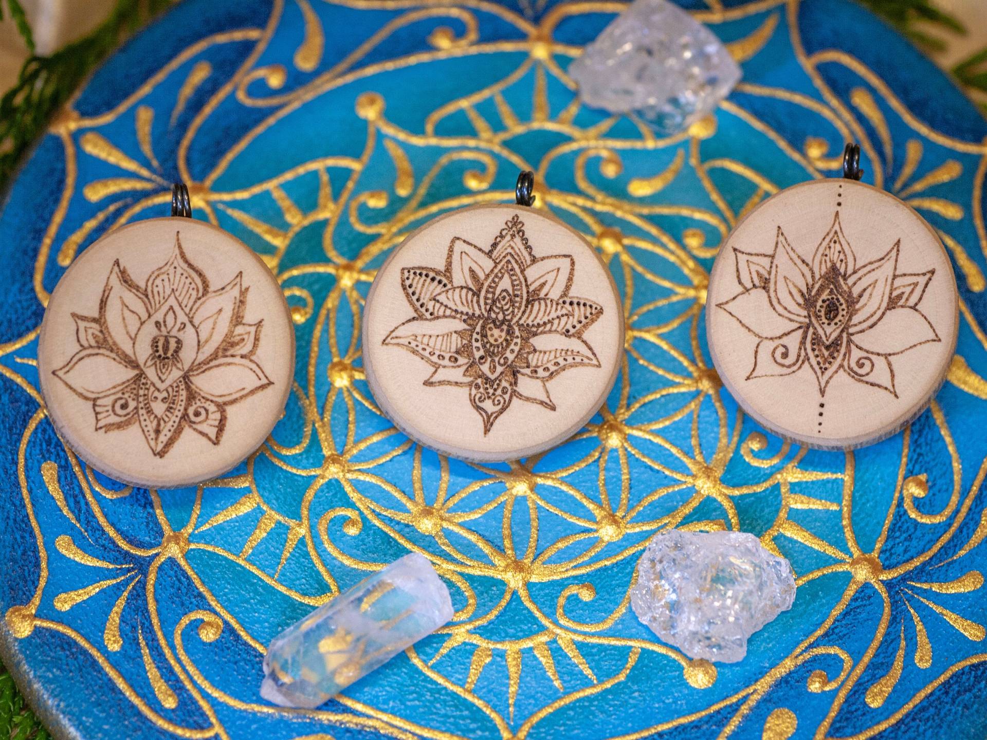 Lotusblüte - Holzamulett Pyrographie Glücksbringer Handgemacht Spiritualität Yoga Buddhismus Brandmalerei Unikate von artHawkNatureDesign
