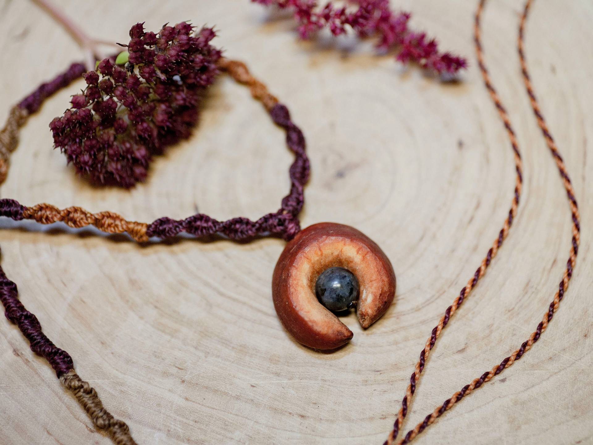 Mondsichel - Avocadokern Makrameekette Labradorit Handmade Nachhaltig Naturschmuck Unikat Upcycling Boho von artHawkNatureDesign