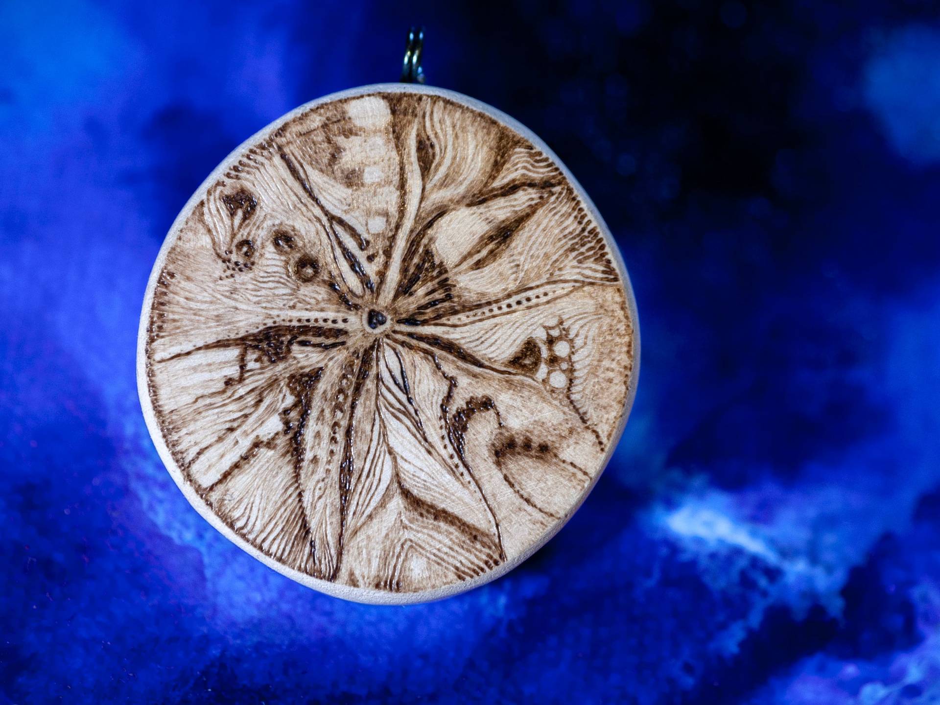 Pyrographie - Holzamulett Mikrokosmos Handgearbeitet Brandmalerei Handmade Unikat Naturschmuck Waldschmuck von artHawkNatureDesign