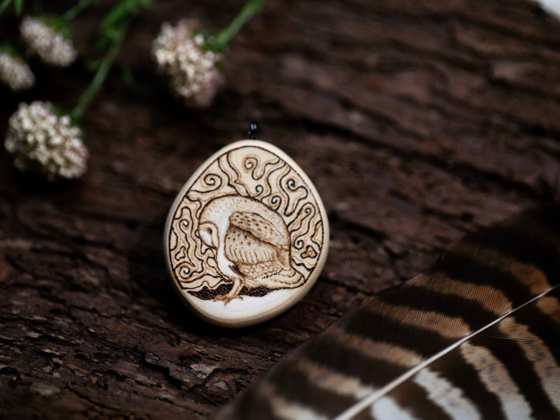 Schleiereule - Pyrographie Holzamulett Handgearbeitet Brandmalerei Handmade Unikat Naturschmuck Waldschmuck von artHawkNatureDesign