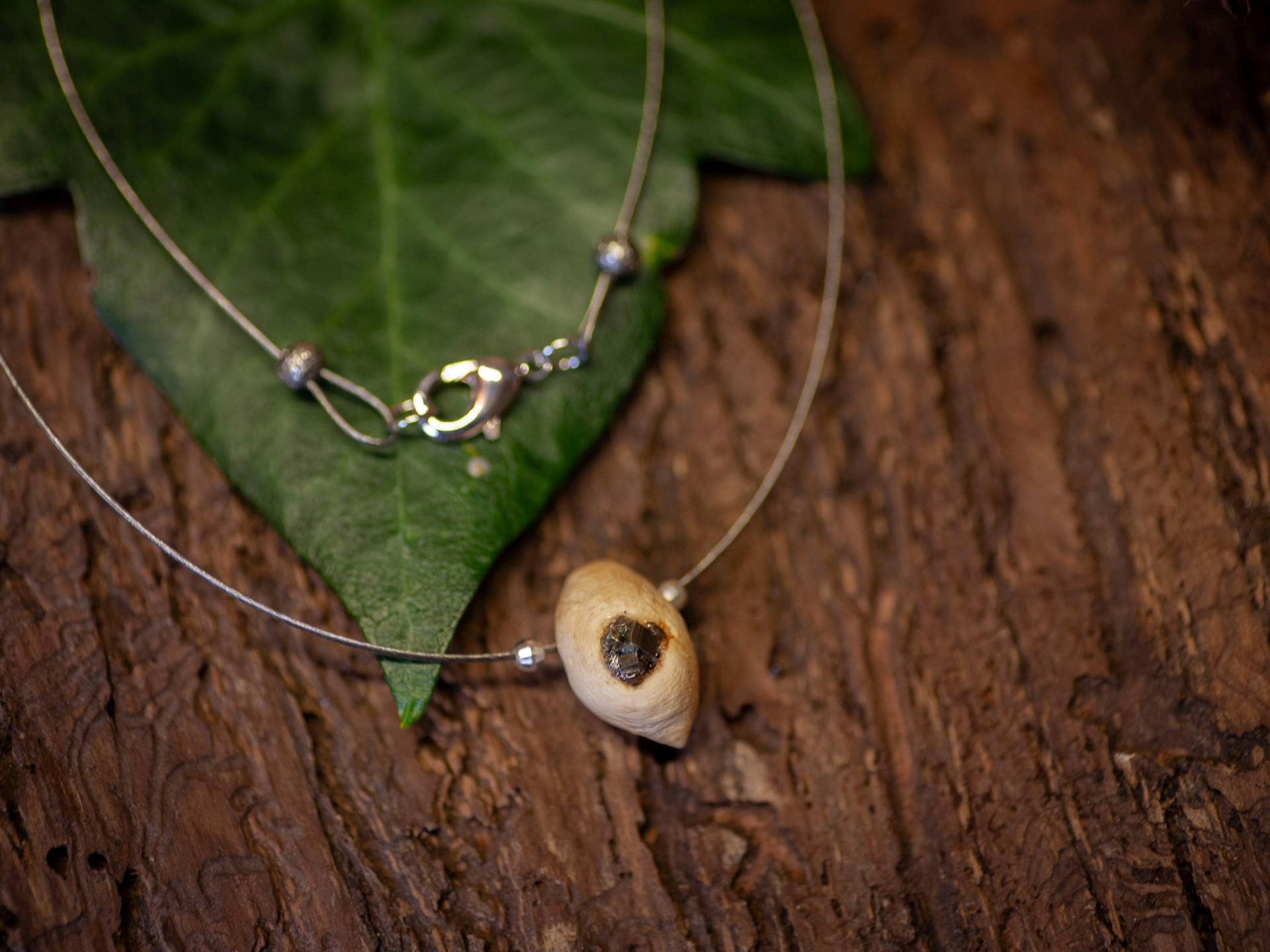 Waldjuwel Mit Pyrit Kristall - Baumperlen Collier Hexenei Naturschmuck Glücksbringer Handmade Geschenk Des Waldes Unikat von artHawkNatureDesign