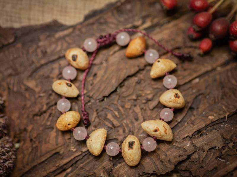 Waldjuwelen - Baumperlen Makrameearmband Rosenquarz Verstellbar Naturschmuck Einzelstück Hexenei Waldliebe Glücksbringer von artHawkNatureDesign