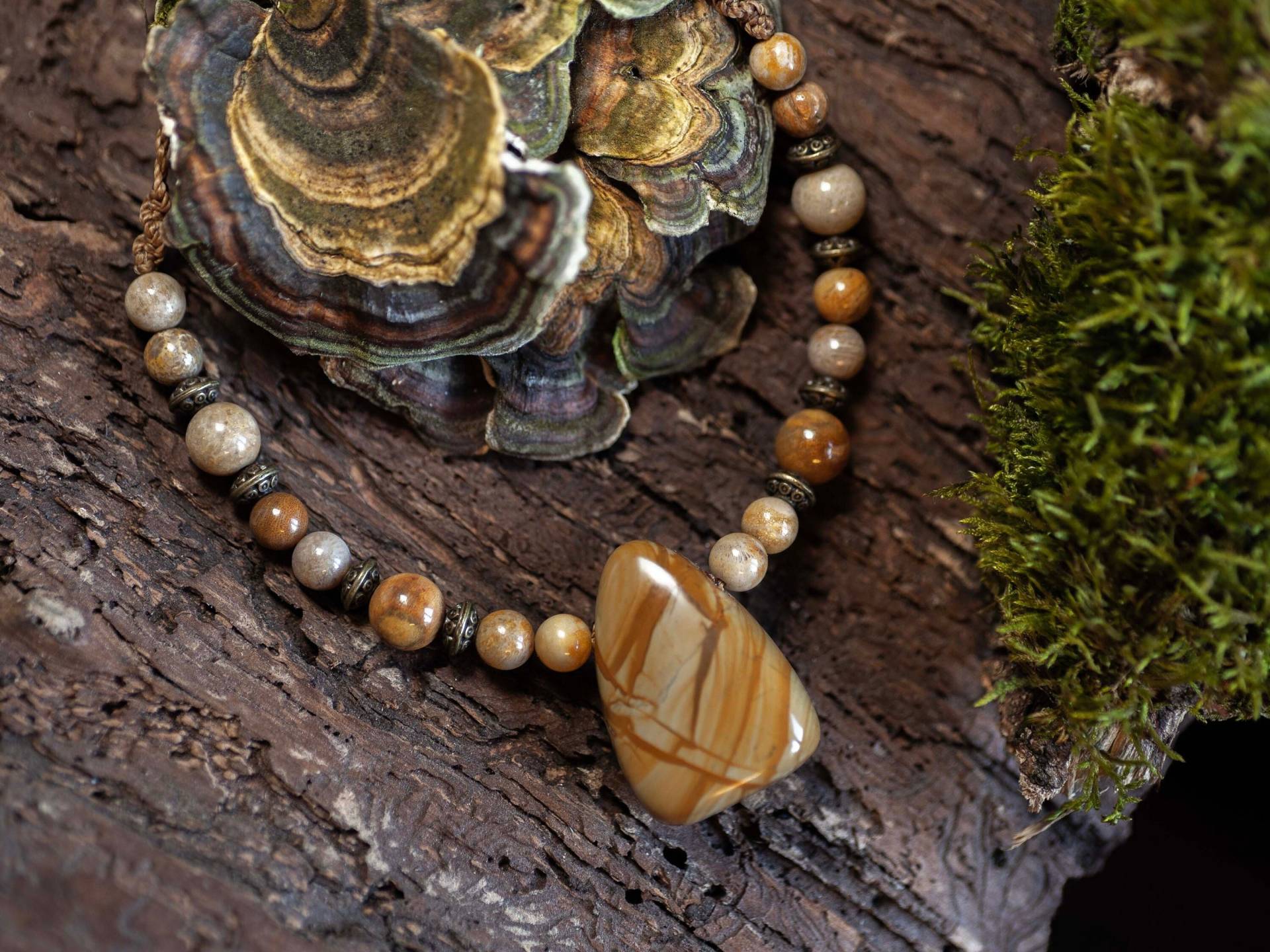 Walnuss Jaspis - Makramee Kette Versteinertes Holz Edelstein Einzelstück Naturschmuck Handmade von artHawkNatureDesign