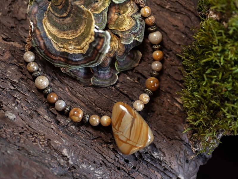 Walnuss Jaspis - Makramee Kette Versteinertes Holz Edelstein Einzelstück Naturschmuck Handmade von artHawkNatureDesign