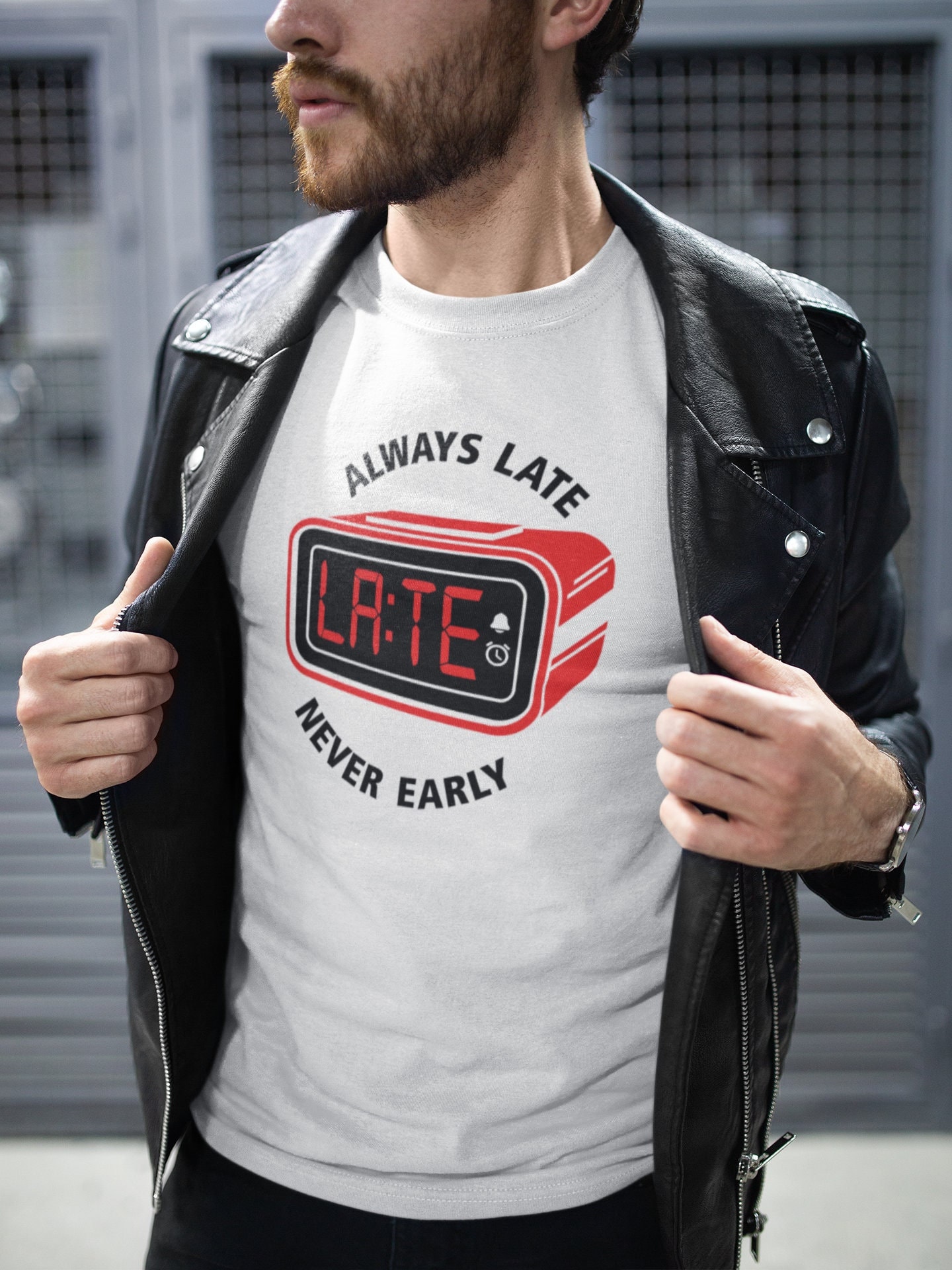 Always Late Never Early Uhr Wecker Design Designer Wakeup Weekend Earlybird Arbeit Spruch Sprüche Lustig Spaß Comedy Statement Fun T-Shirt von artSHIRT24