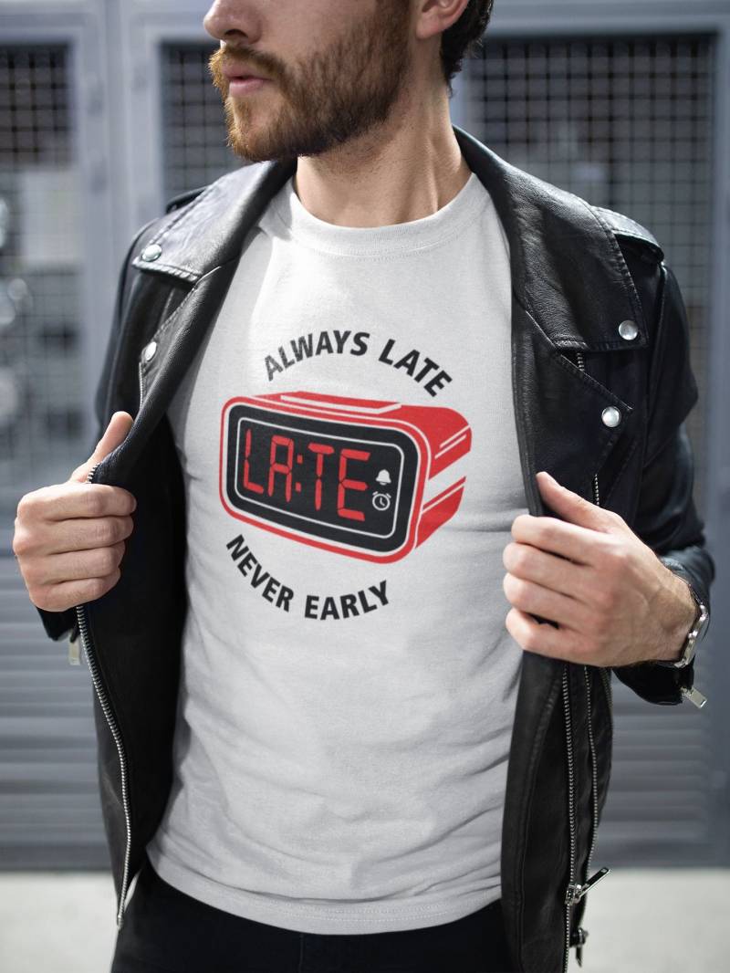 Always Late Never Early Uhr Wecker Design Designer Wakeup Weekend Earlybird Arbeit Spruch Sprüche Lustig Spaß Comedy Statement Fun T-Shirt von artSHIRT24