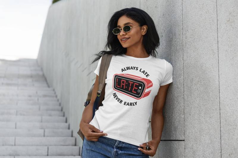 Always Late Never Early Uhr Wecker Design Designer Wakeup Weekend Earlybird Sprüche Lustig Spaß Comedy Statement Girlie Damen Lady T-Shirt von artSHIRT24