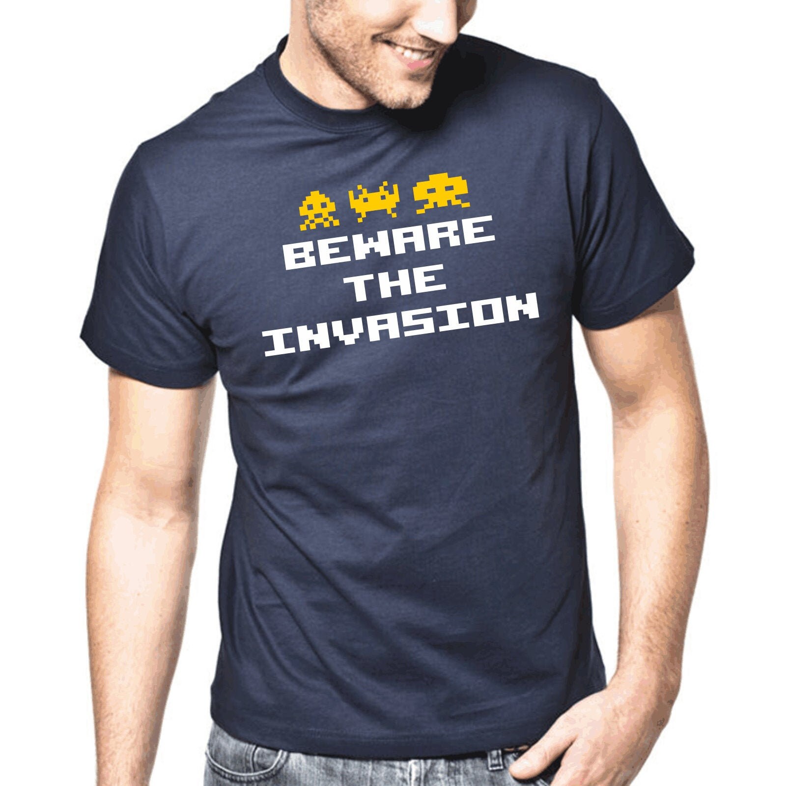 Beware Of The Invasion Gamer Nerd Geek Fun Sprüche Spruch Retro 8Bit 8-Bit Space Invaders Arcade Gaming Spaß Comedy Lustig Pixel T-Shirt von artSHIRT24