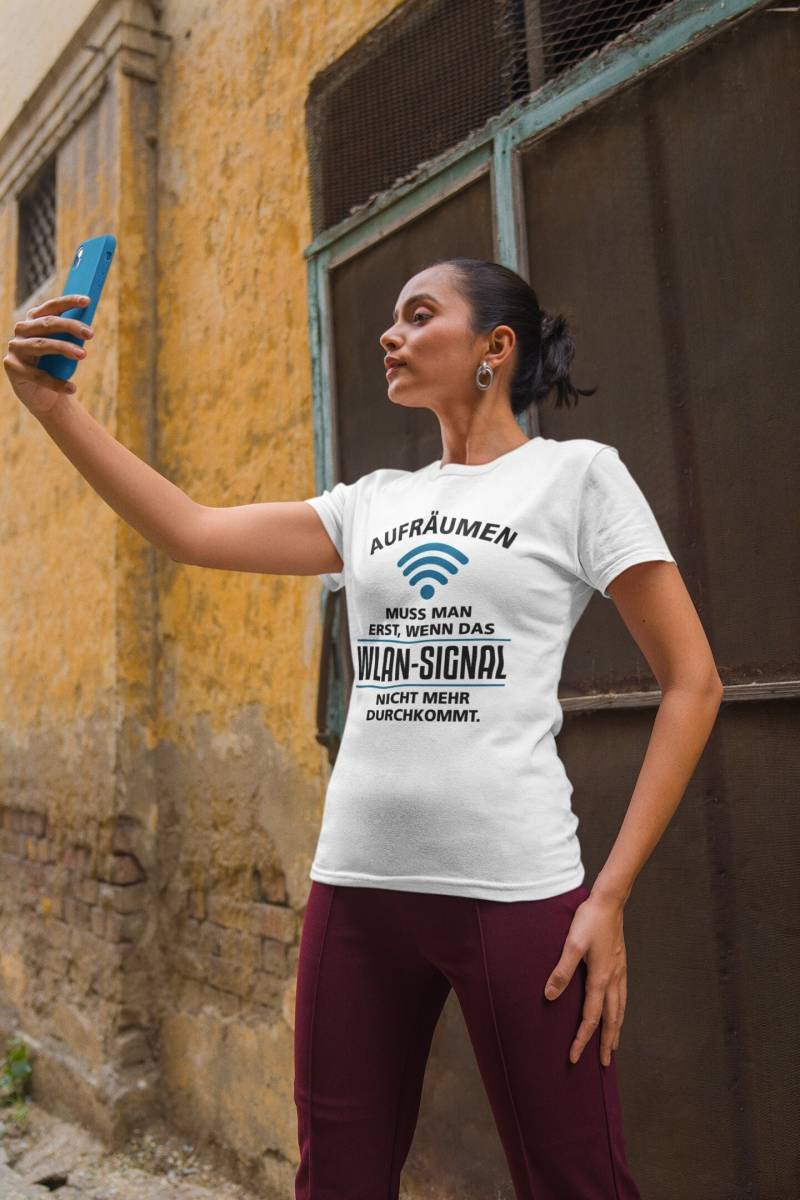 Damen T-Shirt Aufräumen Muss Man Erst, Wenn Das Wlan-Signal Nicht Mehr Durchkommt von artSHIRT24