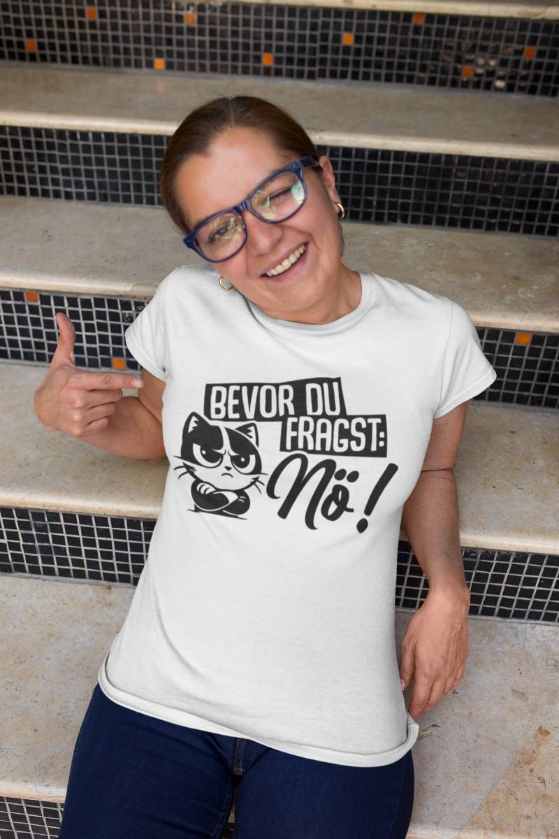 Damen T-Shirt Bevor Du Fragst Nö Nein Katze Kater Cartoon von artSHIRT24