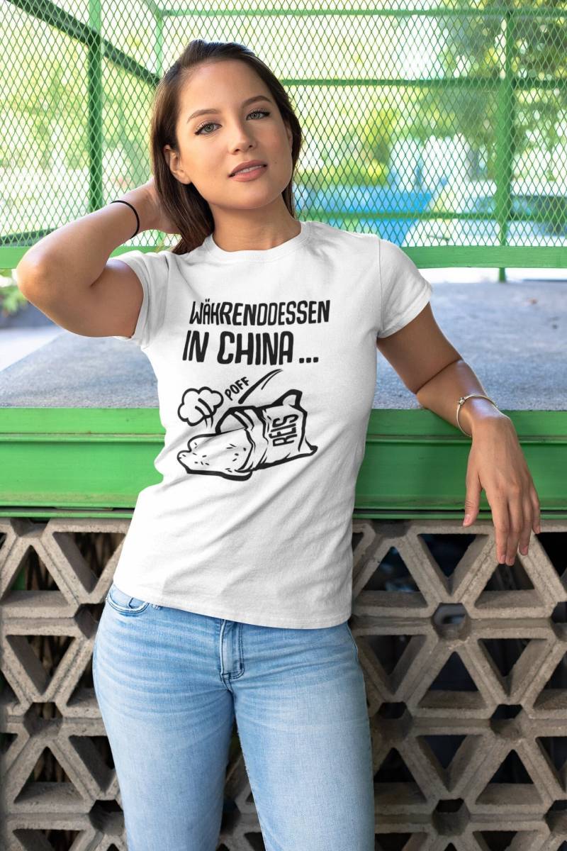 Damen T-Shirt Währenddessen in China, in China Ist Ein Sack Reis Umgefallen von artSHIRT24