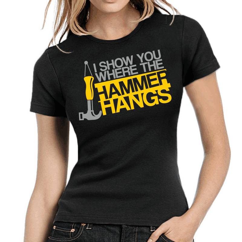 I Show You Where The Hammer Hangs Handwerkerin Sprüche Spruch Comedy Spaß Lustig Feier Party Urlaub Arbeit Fun Girlie Damen Lady T-Shirt von artSHIRT24