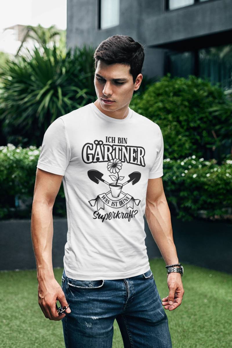 Ich Bin Gärtner Was Ist Deine Superkraft Schrebergarten Garten Gartenarbeit Kleingarten Blume Lustig Spaß Fun Sprüche Comedy Witzig T-Shirt von artSHIRT24
