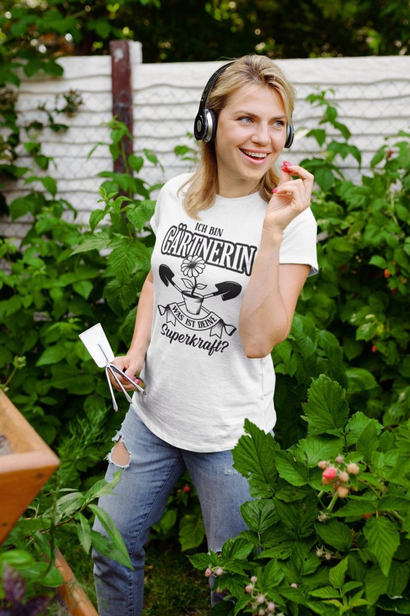 Ich Bin Gärtnerin Was Ist Deine Superkraft Schrebergarten Garten Gartenarbeit Kleingarten Blume Lustig Spaß Sprüche Comedy Witzig T-Shirt von artSHIRT24
