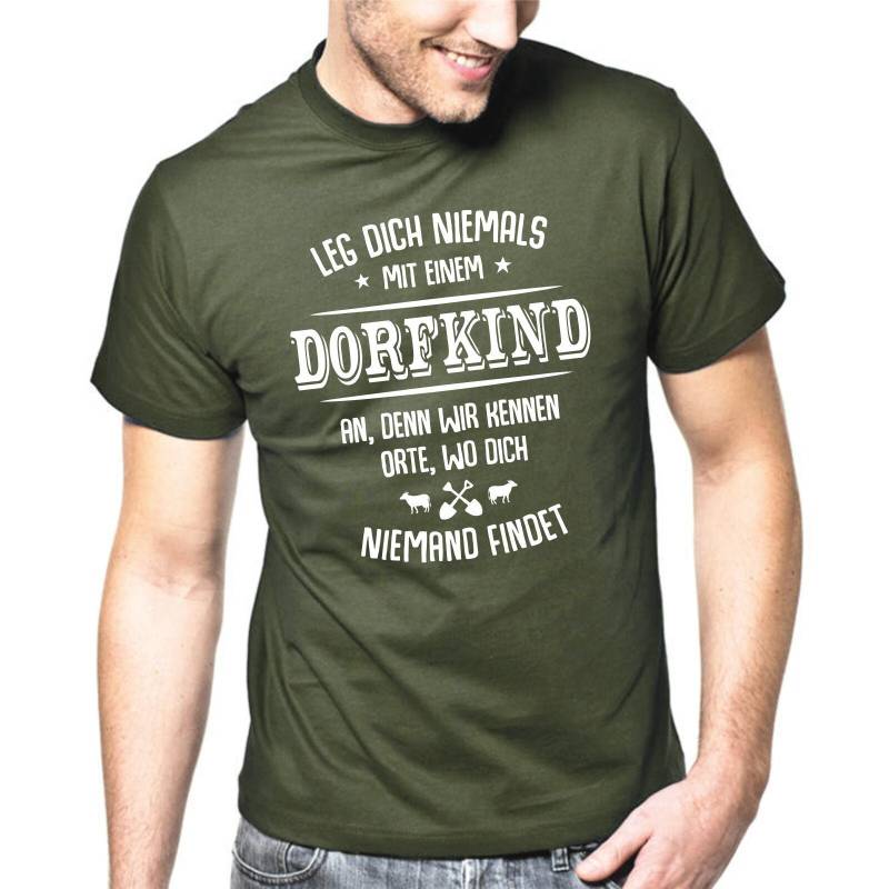 Leg Dich Niemals Mit Einem Dorfkind An Sprüche Spruch Comedy Spaß Lustig Geschenkidee Fun T-Shirt von artSHIRT24