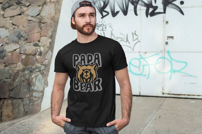 Papa Bear Papabear Bär Best Dad Daddy Family Geschenkidee Geschenk Vatertag Animal Spruch Sprüche Spaß Comedy Lustig Humor Fun T-Shirt von artSHIRT24