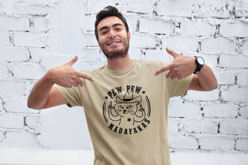 Pew Madafakas Cat Kitty Kitten Pet Meow Cute Guns Pistols Cowboy Cartoon Comic Meme Lustig Spaß Sprüche Spruch Comedy Fun Funny T-Shirt von artSHIRT24