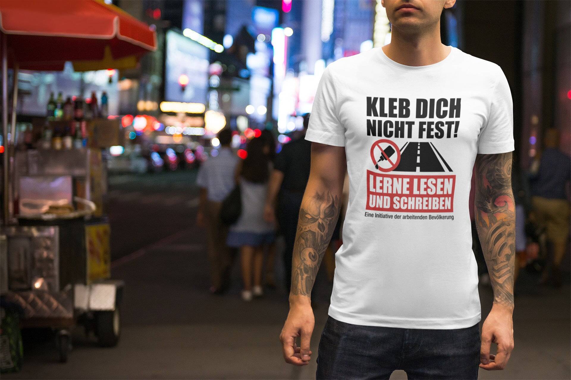 T-Shirt Kleb Dich Nicht Fest Lerne Lesen Und Schreiben Klimakleber Klimajugend Politik Herren Unisex von artSHIRT24