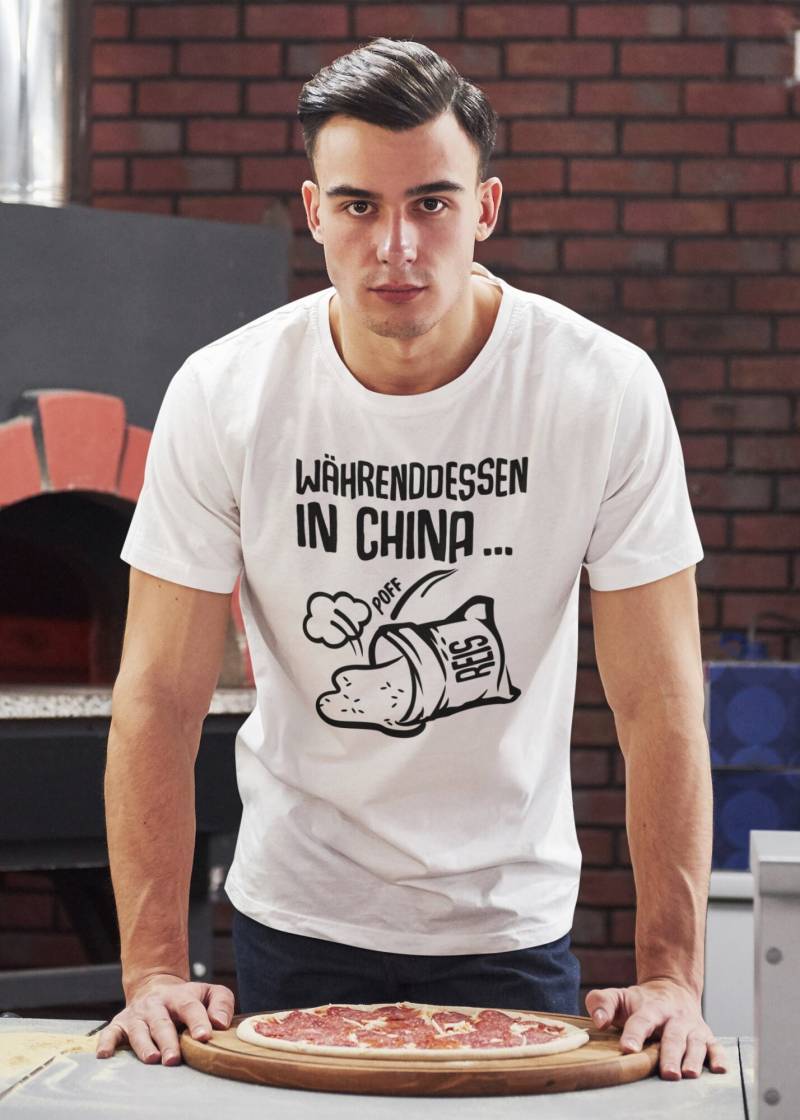 T-Shirt Währenddessen in China, in China Ist Ein Sack Reis Umgefallen Herren Unisex von artSHIRT24