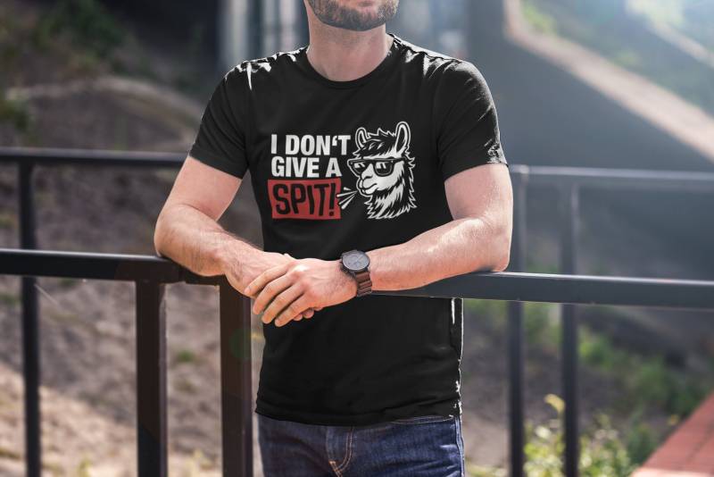 T-Shirt Wi Don't Give A Spit Lama Kamel Cartoon Herren Unisex von artSHIRT24