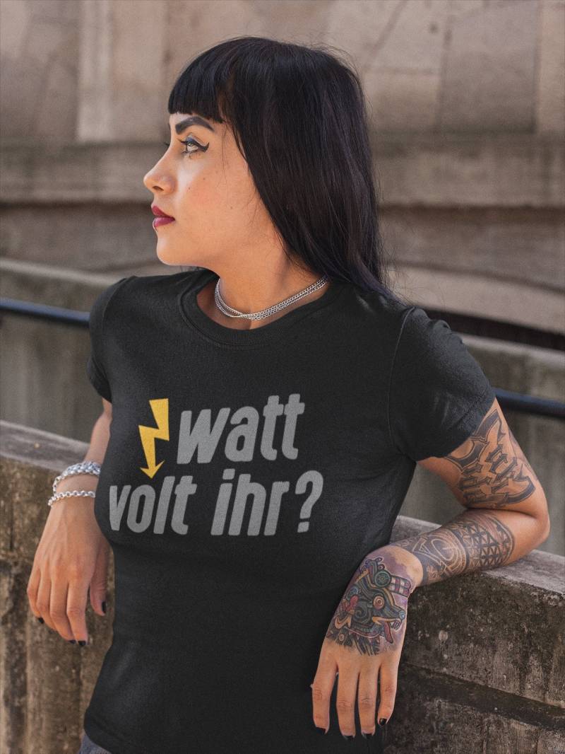 Watt Volt Ihr? Elektriker Elektronik Handwerker Strom Blitz Party Sprüche Spruch Witzig Spaß Comedy Lustig Fun Girlie Damen Lady T-Shirt von artSHIRT24