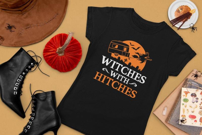 Witches With Hitches Wohnwagen Camper Camping Urlaub Reise Hexe Sprüche Spruch Spaß Lustig Halloween Comedy Witzig Fun Girlie Damen T-Shirt von artSHIRT24