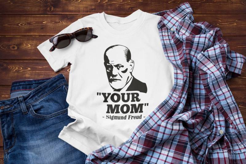 Your Mom Sigmund Freud Mutter Mama Ma Mutti Psychology Stencil Bro Berlin Motto Meme Geschenk Lustig Comedy Sprüche Spruch Spaß Fun T-Shirt von artSHIRT24