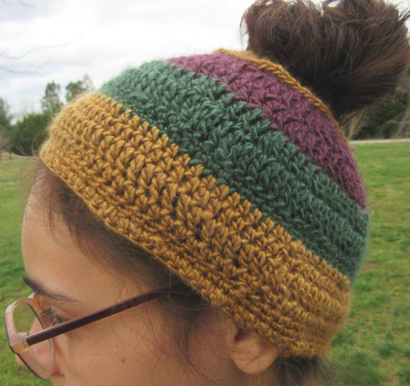 Handgehäkelt Chaotisch Bun Hut in Gold, Grün Und Lila, Wolle Seide-Mischung von artYARNetc