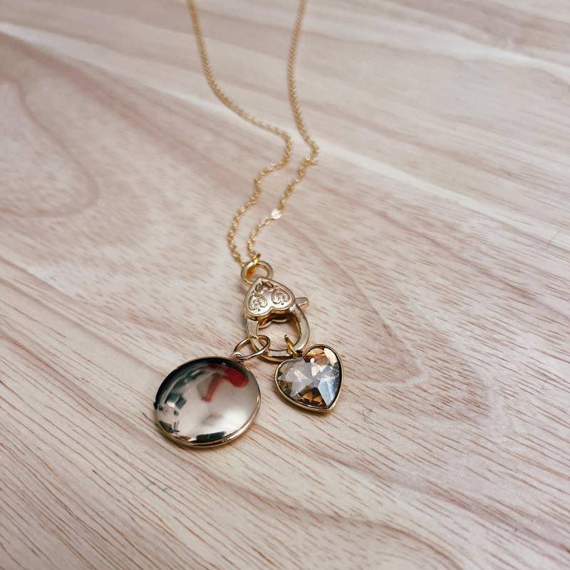 Goldene Multi Charm Locket Halskette Bookish Karabinerverschluss von artaemisia
