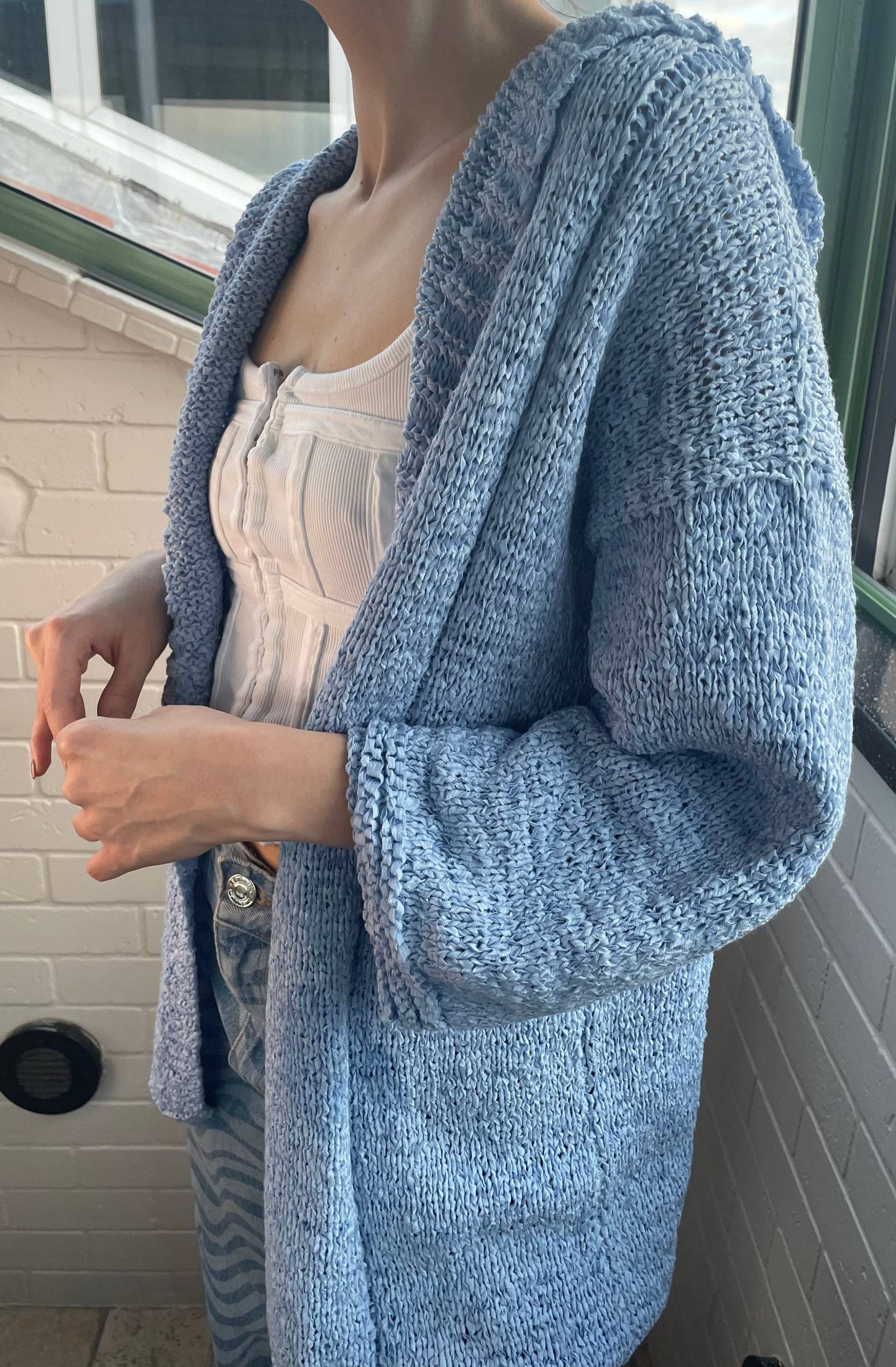 Handgestrickte Blaue Kapuzenjacke von artandroam